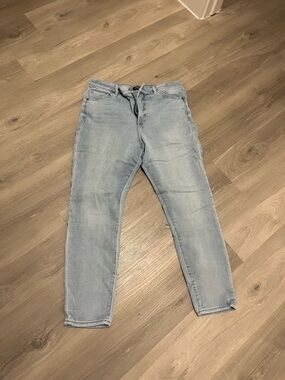 Light Wash Women’s Jeans - Classic Slim Fit